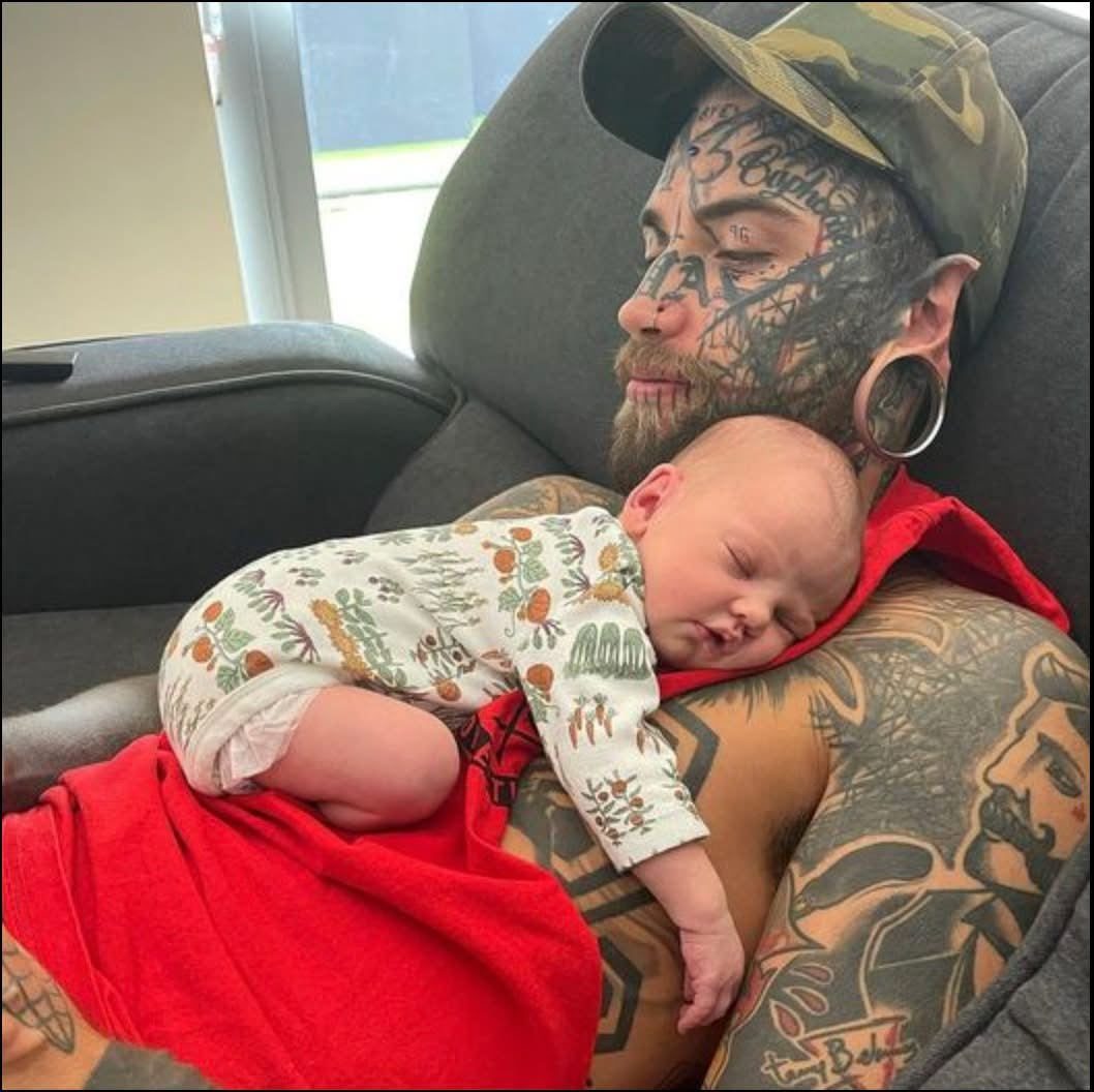 24-year-old dad, whose body is completely covered with more than 200 tattoos, removed them for the sake of his baby daughter … Better sit down before seeing him today Check 1st comment